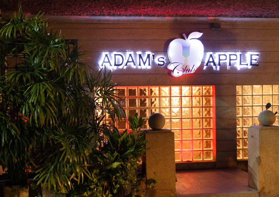 Adam's Apple Club - Chiang Mai Gay Bar - Front Entrance and Sign เข้าทางกลางคืนที่ สโมสรอดัมส์แอปเปิลเชียงใหม่