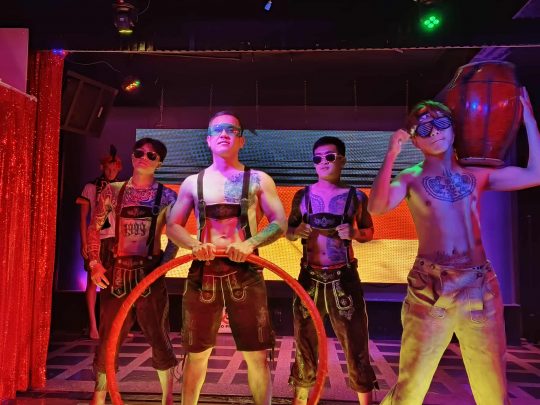 How cool is that, simply fantastic – fun on German Unity Day at the Adams Apple Club Chiang Mai. This is what a real party should look like.