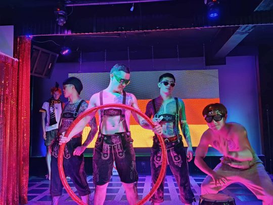 How cool is that, simply fantastic – fun on German Unity Day at the Adams Apple Club Chiang Mai. This is what a real party should look like.